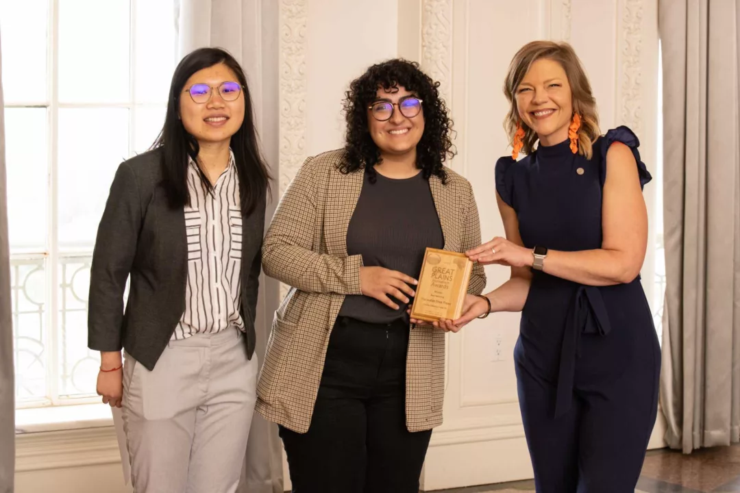 Yanqi Xu (left) and Natalia Alamdari (center) of the Flatwater Free Press accept the award for winning the Beat Reporting category at the 2023 Great Plains Journalism Awards from Becki DeVore, executive director of the Tulsa Press Club.